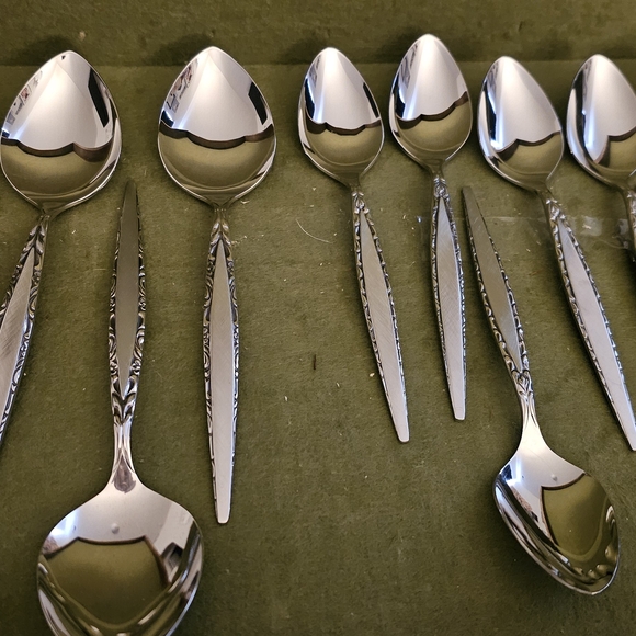 43 Piece Oneida Venitian Silverware Will Ship W/O Box Box Is Roughed Up